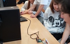 Diody Led podłączone do Arduino i obserwujący to uczniowie