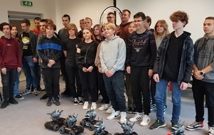 Uczniowie kt&oacute;rzy brali udział w warsztatach programowania robot&oacute;w i dron&oacute;w wrza z robotami jeżdżącymi