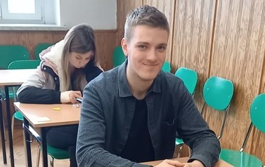 OWiUB - Matusz Dela siedząc w ławce wyczekuje arkusza