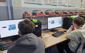 uczniowie programujący w arduino w tinkercadzie