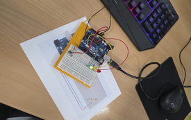 arduino z płytką stykową na kt&oacute;rej jest sygnalizacja świetlna wykonana z diod led i fotorezystor