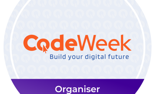 Badge na którym znajduje się pomarańczowy napis CodeWeek oraz na filetowym tle biały napis organiser