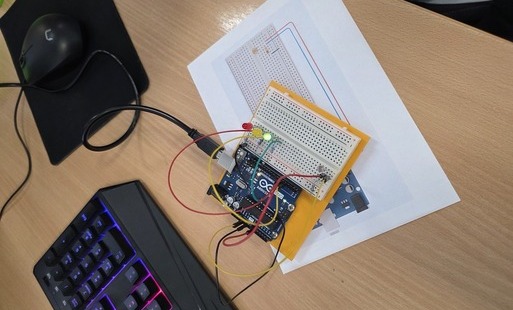 arduino z płytką stykową na której jest sygnalizacja świetlna wykonana z diod led i fotorezystor